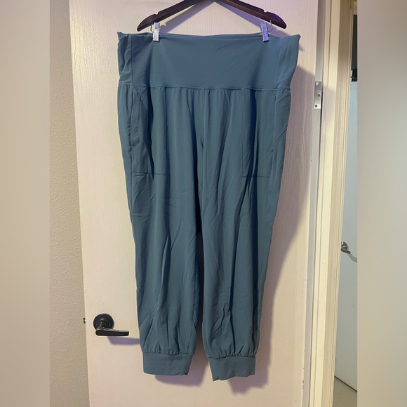 Athleta Pants - Athleta salutation joggers in powervita